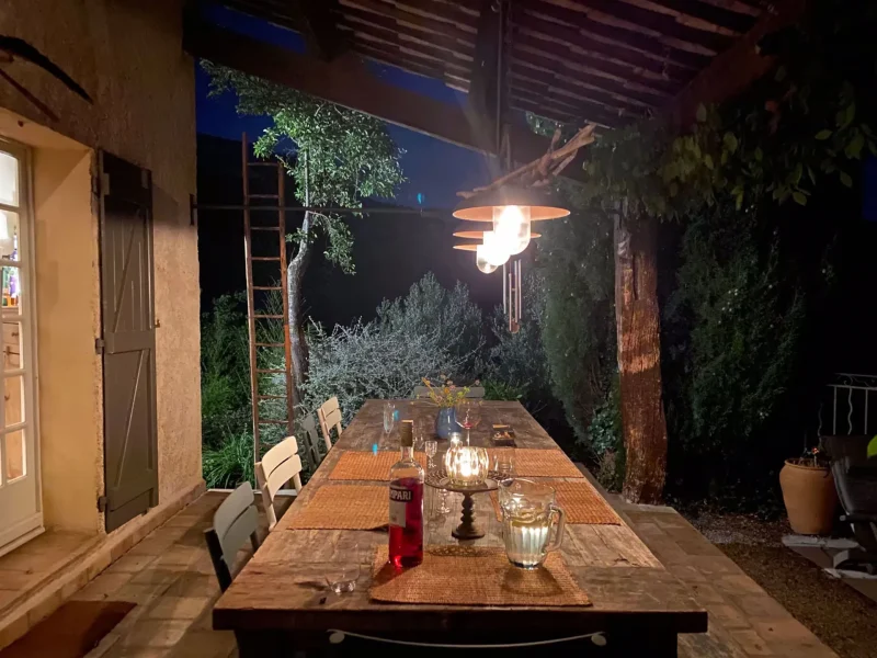 La-Bergerie-Bargemon By-Night-Terras-tafel